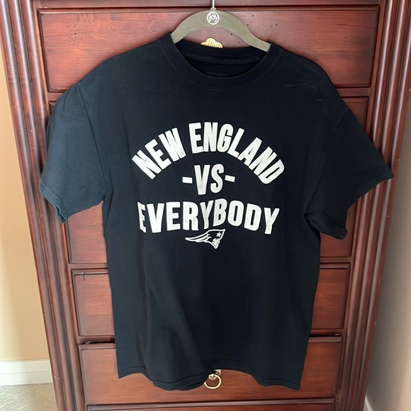 NFL Pro Line New England (Patriots) vs. Everybody Black Short Sleeve Tee Shirt - Picture 1 of 3